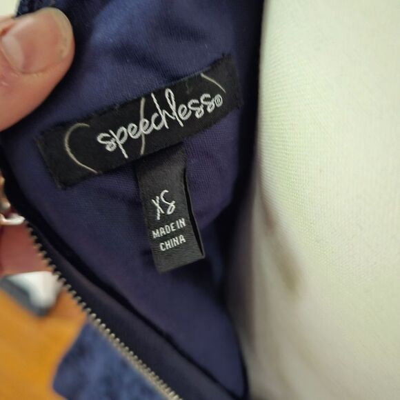 Elegant Navy Lace Dress - Picture 5 of 7